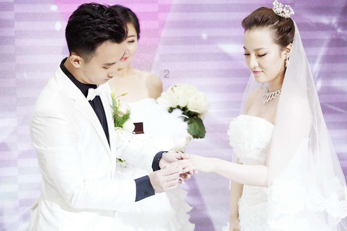 我女朋友属于那种乖乖女，夏天就穿七分裤，冬天就穿牛仔裤，只穿旅游鞋白袜子，我怎么才能让她换一种风格
